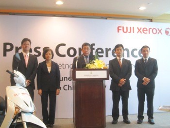 Fuji Xerox Vietnam president Yoshio Hanada (C) poses for picture with comapny management (Photo:PCworld) Fuji Xerox Vietnam president Yoshio Hanada (C) poses for picture with comapny management (Photo:PCworld)